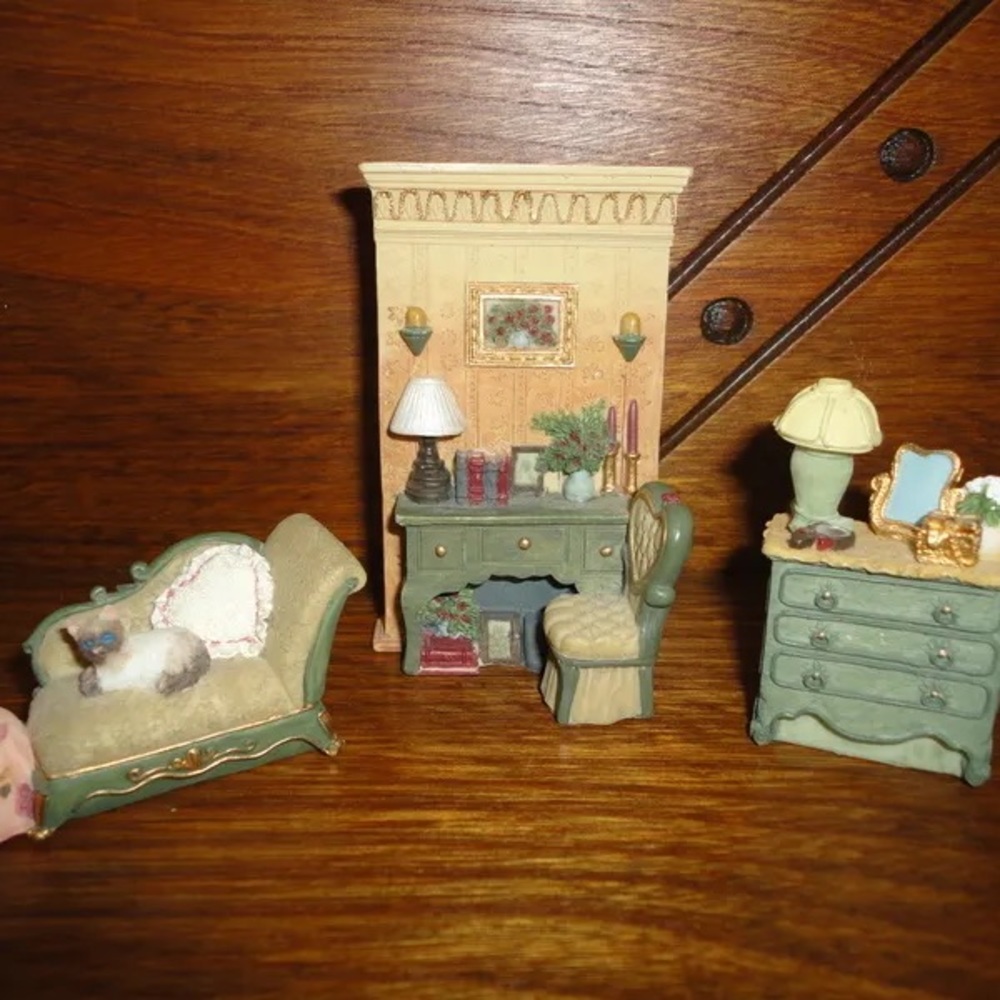 Gorgeous Set of 3 Pieces of Victorian Furniture. Mini set 1980’s